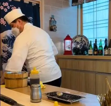 師傅用鋅盤污水弄濕雙手整壽司