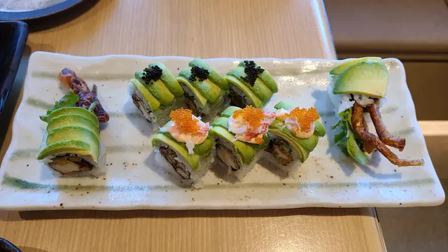 牛油果軟殼蟹卷