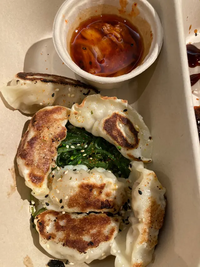 日式餃子配泡菜汁