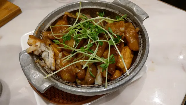 送上桌見到有件魚腩好似被偷食咁