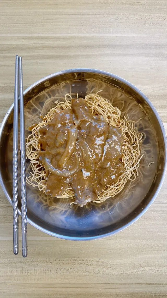 沙嗲牛肉酥脆炸麵