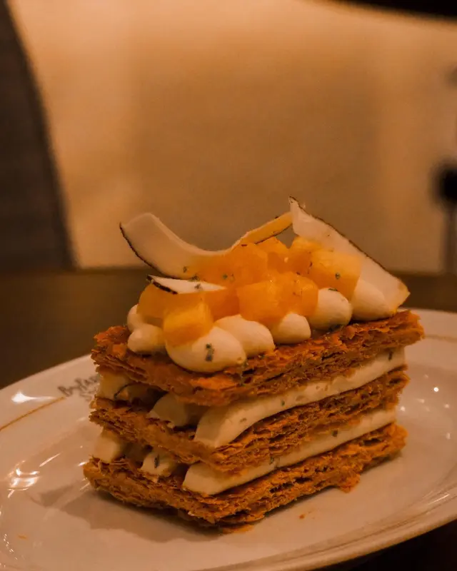 芒果跟椰子味道的拿破崙 是個蠻特別的配搭 一開始切下去的時候還蠻硬的 我還擔心口感會不會很硬 但吃起來口感居然蠻鬆趣的 椰子味比較突出 如果芒果味再重一點就更好啦