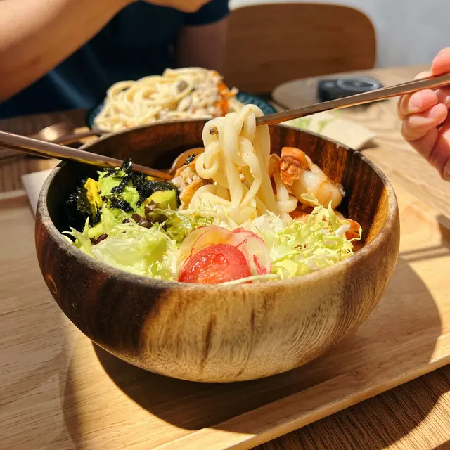 龍蝦湯配牛油果大蝦稻庭烏冬