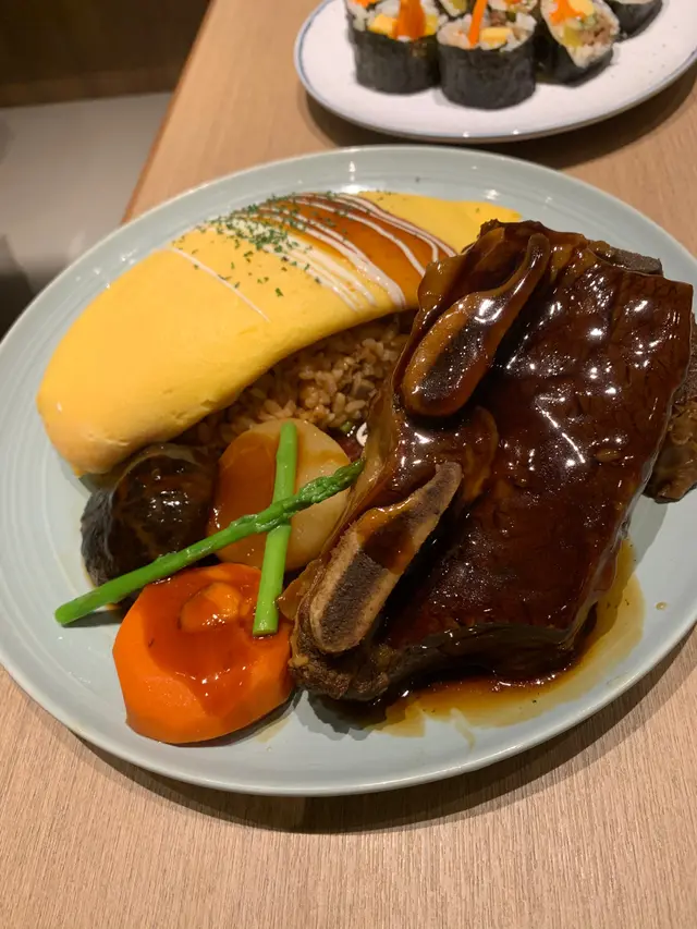 燉牛肋骨蛋包飯