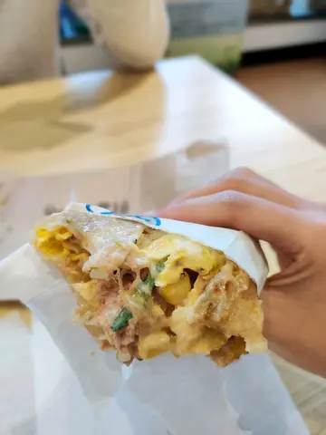鲔鱼吃玉米卷饼