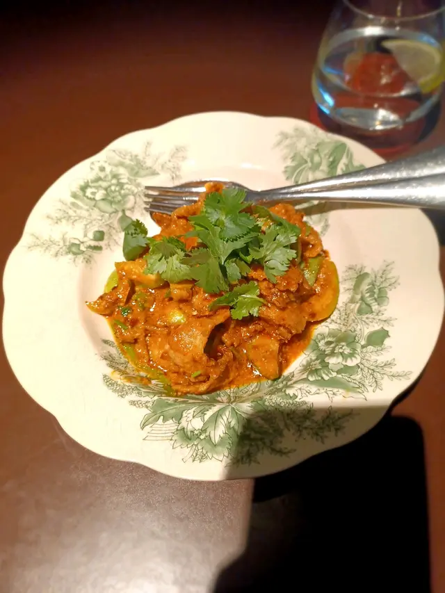 紅咖哩醬炒豬頸肉及泰國茄子