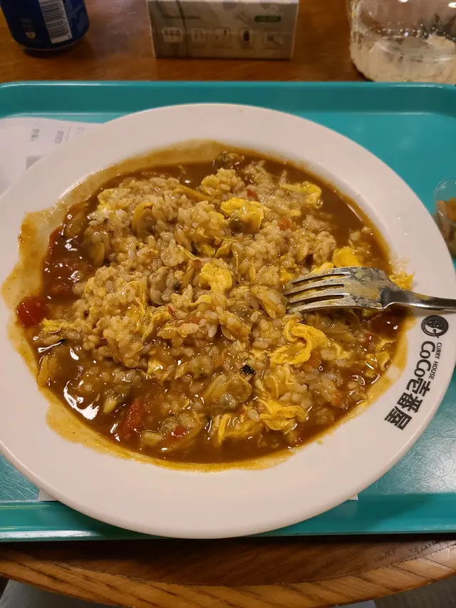 食落少少淡，無咩咖哩香味，但食落之後感到口腔有股辣味