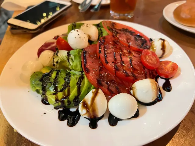 水牛芝士蕃茄牛油果沙律 