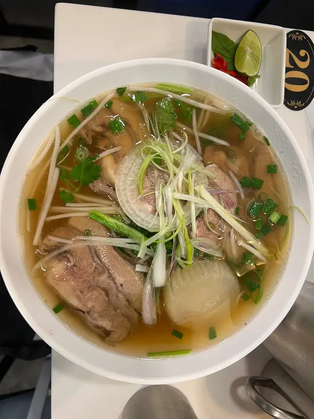 牛腩有咬口，不硬又不太冧。最緊要係啖湯，清而濃味。