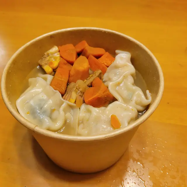 椰菜鮮肉餃、香荽鮮肉餃、紫菜鮮肉餃,素菜湯底