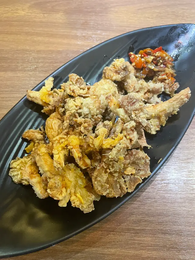 呢道菜係老闆娘推介，睇落平平無奇，食落好驚喜。炸粉唔厚，食落唔油，個醬汁有小魚乾同好多辣椒都幾辛辣，但加咗甜豉油中和咗個辣味，令人一口接一口。我諗送酒會更岩。