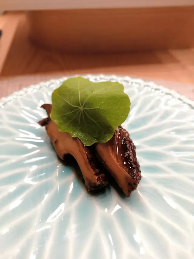 經炆後浸製15天,讓醬汁精華緊緊鎖在鮑魚內,味甜帶海鮮香。入口時質感柔軟有韌度,像軟心糖口感,每口咬下帶有少許粘著牙齒的感覺,如同年糕一般。以及配上一片將荷葉作裝飾,賣相可愛之極