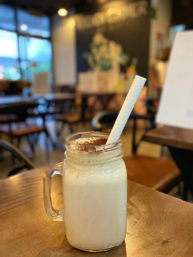 原本有啲猶豫，心怕奶昔會唔會好(杰)又甜唔解渴，但結果出奇地好飲！奶濃度及甜度適中，花生味真係好足，再加上粒粒碎花生，極有口感，而且呢個組合好特別，$38值得試吓。