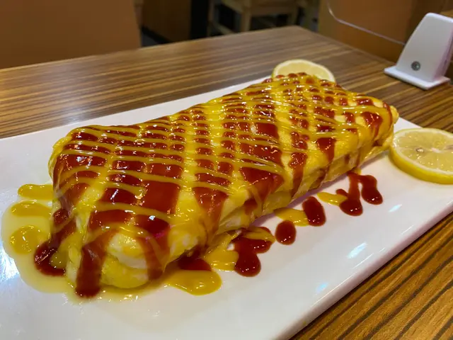 芝士同雞蛋味濃厚,切開有拉絲效果,趁熱食享用較美味。