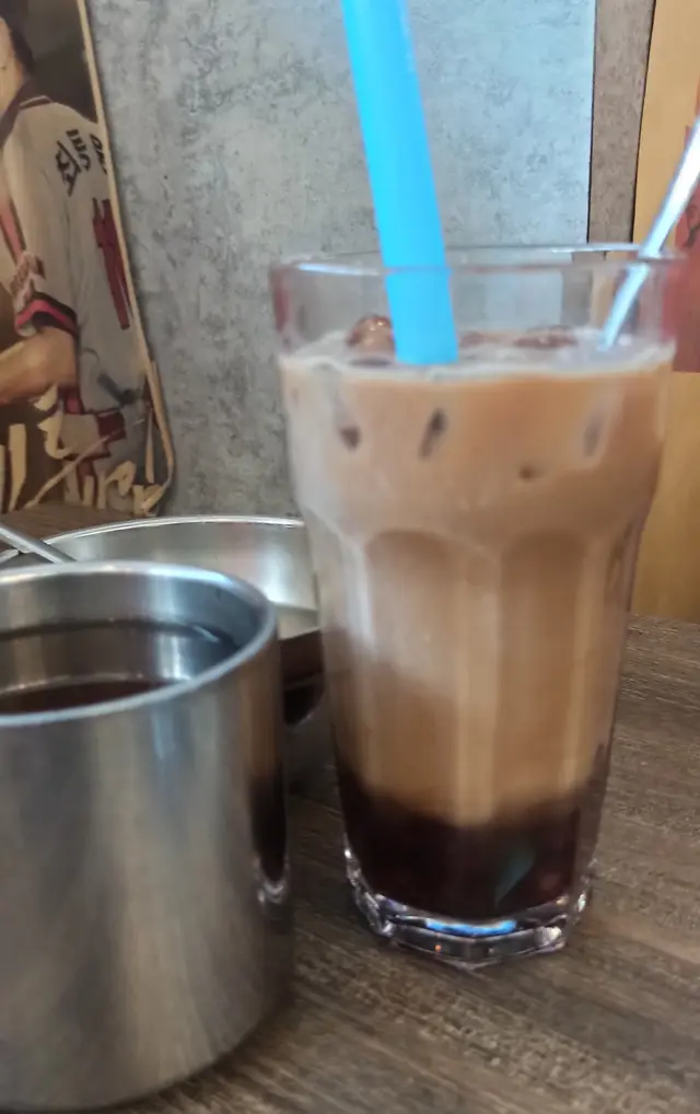熱粟米茶、凍紅豆奶茶