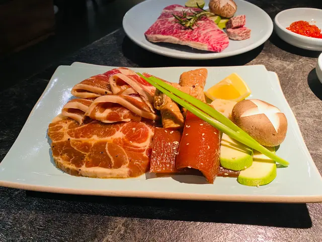 一頭黑毛豬拼盤