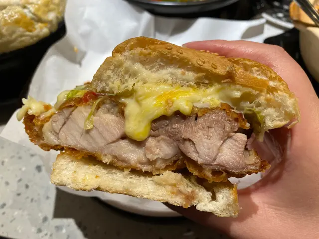 火炙芝士雞扒包