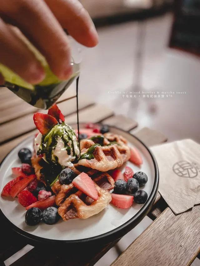牛角窩夫 + 雜莓配抹茶醬