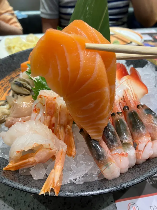 三文魚好肥美,都有角色各類嘅刺身任你選擇,佢一開始唔會先上一盤刺身,大家可以放心落order