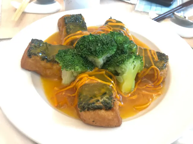 自家製豆腐整得好香，食得出好新鮮；上面更有紫菜，好特別！呢個餸食得好舒服！