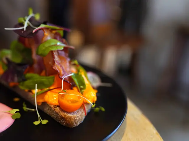焗煙肉炒滑蛋天然酵母酸種麵包配自家製紅菜頭蛋黃醬