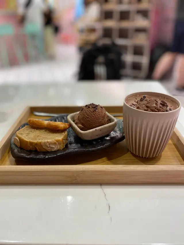 雪糕、凍朱古力、蛋糕