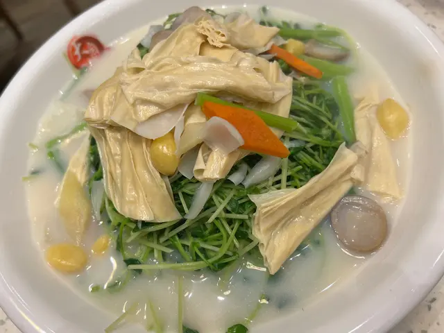 湯味淡如水，翡翠苗也不新鮮。