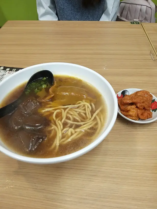 豬紅﹑咖喱魷魚﹑甜酸齋﹑油麵配腩汁