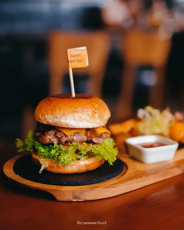 招牌雙重芝士牛肉漢堡配薯條