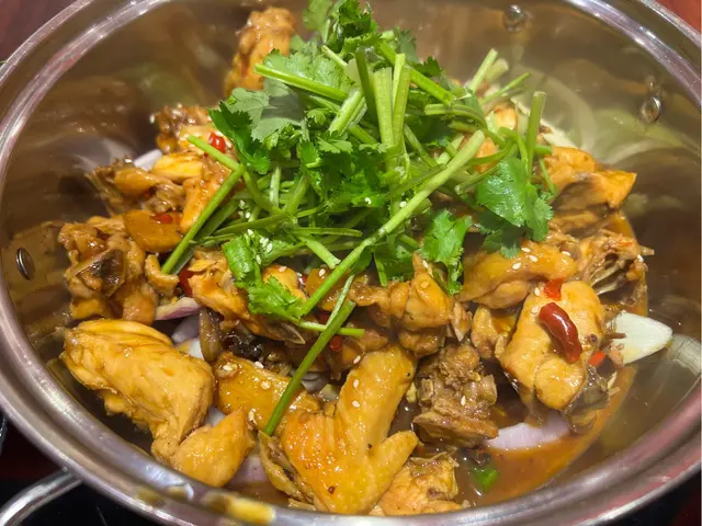 雞煲偏辣,雞肉算新鮮