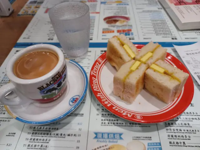 今日去咗敏華食下午茶。點咗個$32馬來亞三叔公咖吔多士下午茶餐。加杯熱奶茶。個四件大馬風味既西多士。加咗大馬咖吔果醬。食落有點大馬風味。四件好細件西多士真係唔飽肚。杯熱奶茶好香滑。好重港式地度熱奶茶。