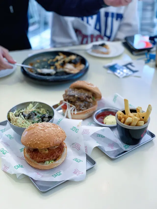 香煎五花腩漢堡包 & 香煎五花腩漢堡包