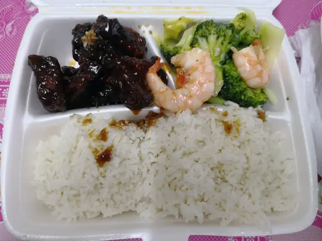 秘製黑醋骨和西蘭花蝦球