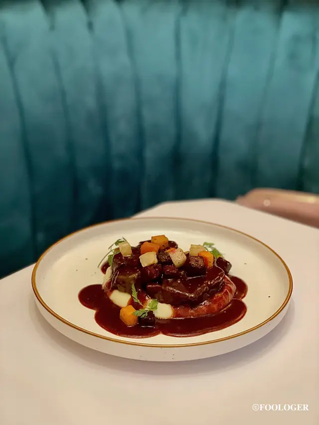 紅酒燴和牛面頰肉配烤根類蔬菜及薯蓉