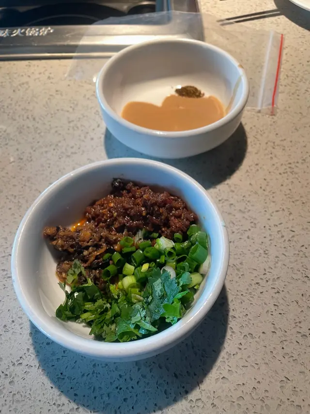 海派相當有名的醬油碟，隨便選的都好吃。圖中的是牛肉醬，燉至軟淋入味的麻辣牛肉醬，在外邊單是拌麵已賣幾十元。
