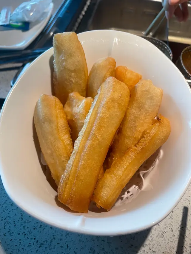 據說是現點現炸。其實還不錯的，比較有嚼勁口感的油條，用來放湯就非常之不錯。