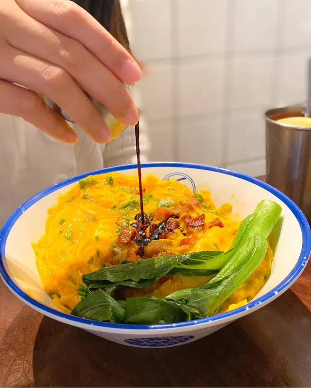 招牌香葱滑蛋叉燒飯