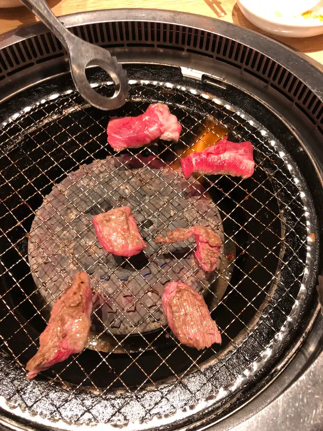 黑毛和牛仲可以切到咁樣，碎😎