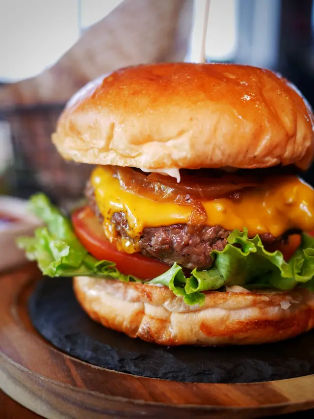 招牌雙重芝士牛肉漢堡配薯條