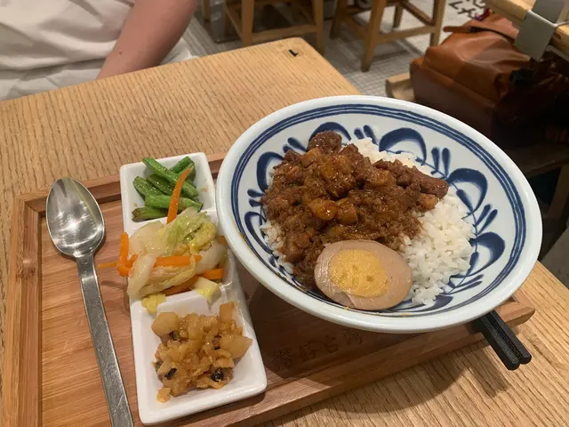 份量較精緻，配四款配菜