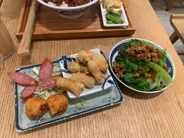 ✨路邊攤小食拼盤 $43 -鹽酥雞、小香腸、花枝丸 🥬灼青菜(肉燥/蔥油/麻醬)$26