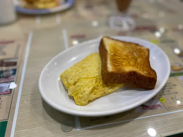 炒滑蛋、丹麥多士