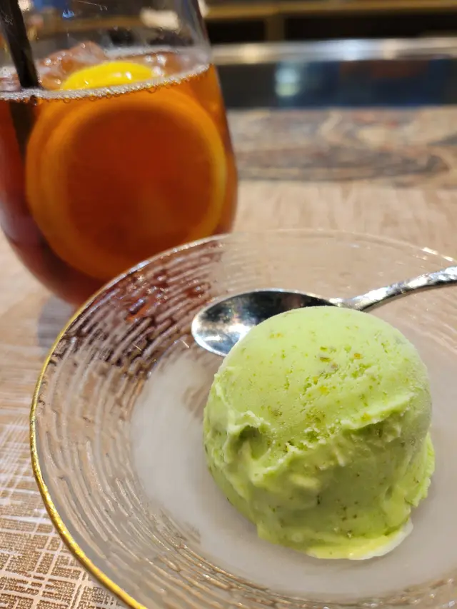 開心果雪糕及凍檸茶