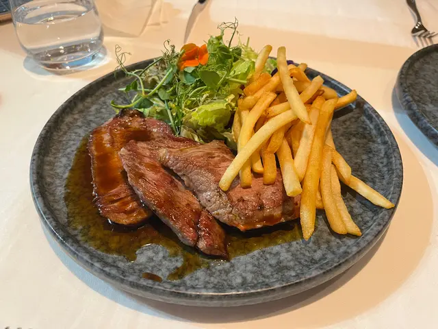 炭燒牛側腹扒配沙律及脆薯條跟黑胡椒汁