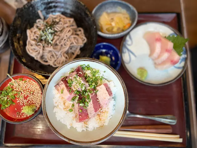 藍鰭吞拿魚扒小丼伴冷蕎麥麵