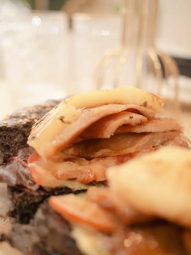 泰式豬頸肉菠蘿漢堡