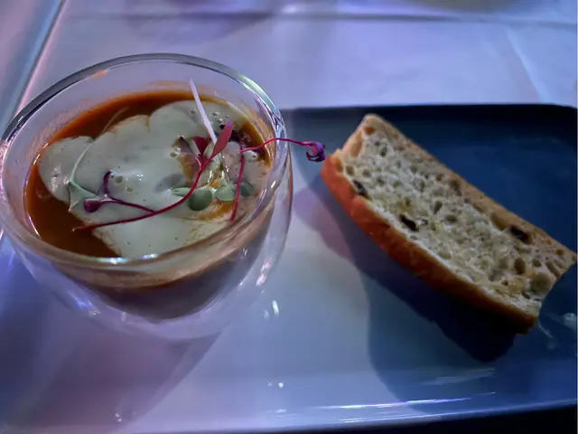 龍蝦湯會配一片麵包