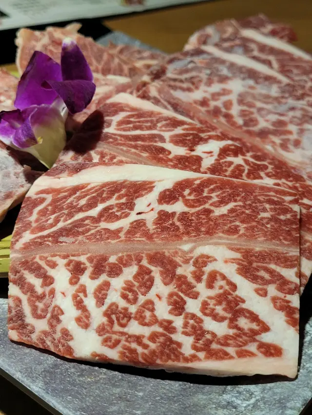 M8和牛牛板腱 (原味)
我覺得係全場最正既單品,雪花均衡,每面燒20秒就剛好,食得出高級和牛既味道,質感鮮嫩,絕對唔係一般「食到飽」既放題貨色,點少少燒汁更惹味,用鹽調味就更突出原味。當然我地有ENCORE啦。