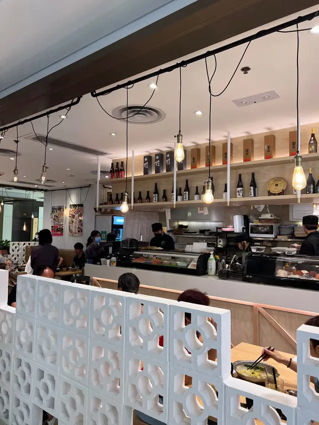 店面開揚，在商場通道旁