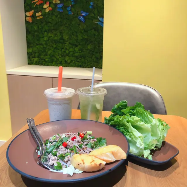 肉碎生菜包配蒜蓉包